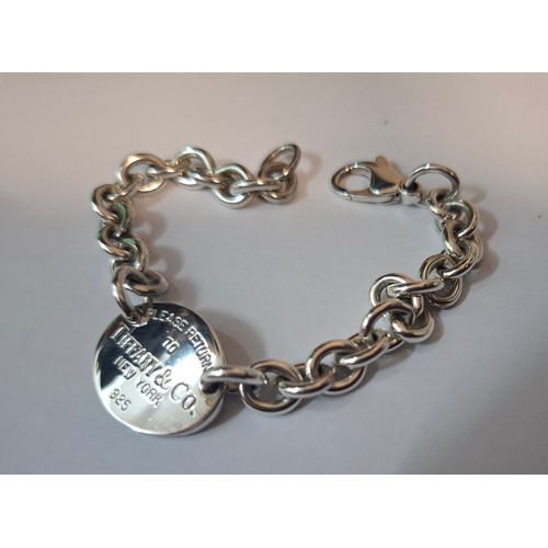 7 - Tiffany & Co- An 'Ultra Oval' silver heavy open chain bracelet with 'Please Return to Tiffany & Co, ... 