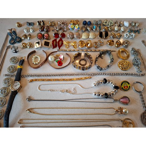 36 - Mixed vintage bead necklaces to include coloured stone, simulated pearl and an Aurora Borealis examp... 