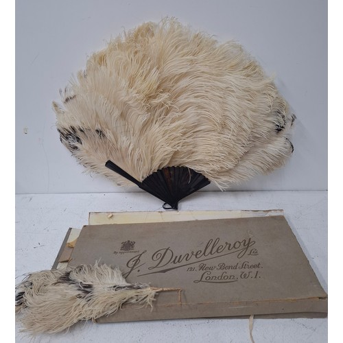 39 - An early 20th Century tortoiseshell and cream ostrich feather fan having 2 guards and 18 sticks toge... 