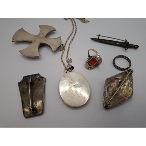 54 - A small quantity of silver and white metal jewellery to include a diamond shaped brooch stamped 800,... 