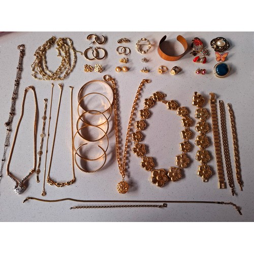 44 - A quantity of late 20th Century costume jewellery, watches and small collectables to include gold to... 