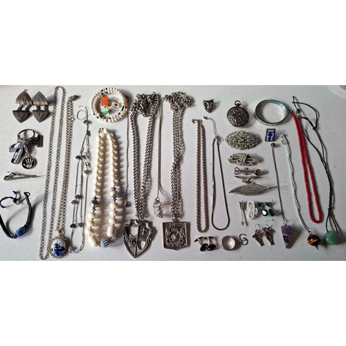 44 - A quantity of late 20th Century costume jewellery, watches and small collectables to include gold to... 