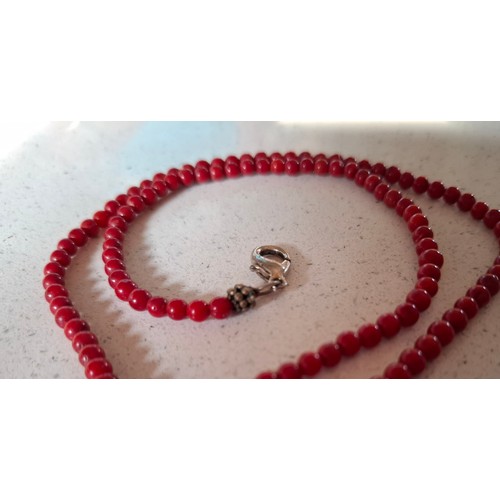 44 - A quantity of late 20th Century costume jewellery, watches and small collectables to include gold to... 