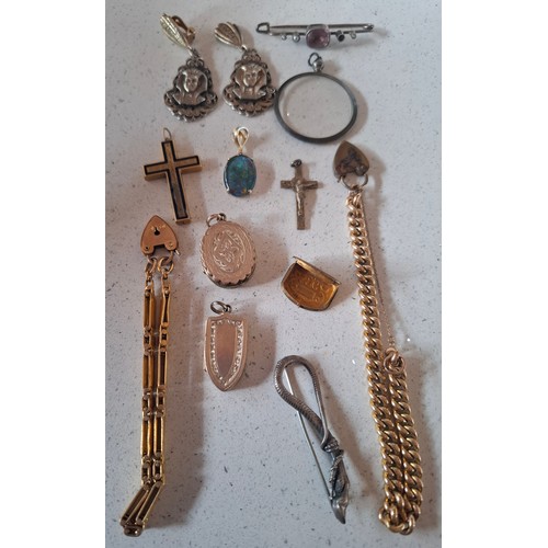3 - A quantity of vintage costume jewellery to include a white metal and oval carnelian pendant, a gate ... 