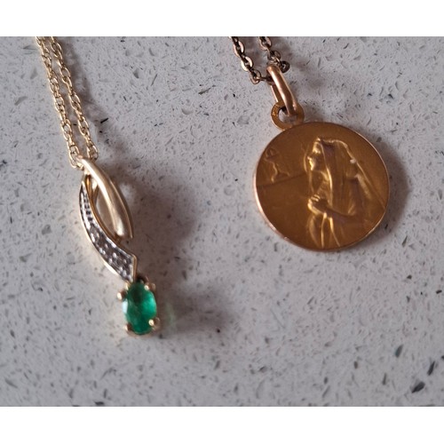 4 - A small 9ct gold pendant with inset white stones and oval faceted green stone stamped 375 on a 9ct f... 