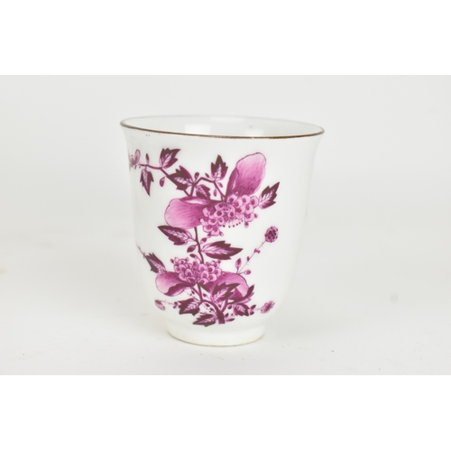 183 - An 18th century Meissen porcelain tea bowl and covered sugar bowl, decorated in puce with kakiemon f... 