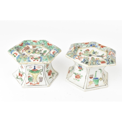 6 - A pair of Chinese famille verte hexagonal salts, Kangxi period (1662–1722), each decorated in enamel... 