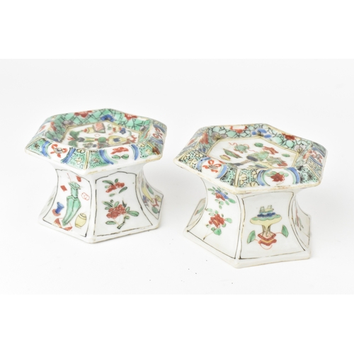 6 - A pair of Chinese famille verte hexagonal salts, Kangxi period (1662–1722), each decorated in enamel... 