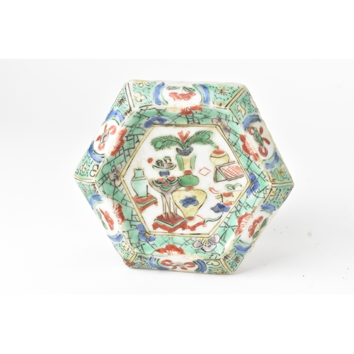6 - A pair of Chinese famille verte hexagonal salts, Kangxi period (1662–1722), each decorated in enamel... 
