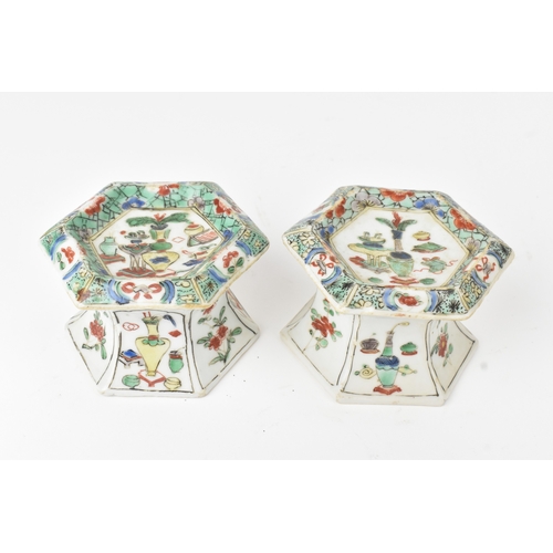 6 - A pair of Chinese famille verte hexagonal salts, Kangxi period (1662–1722), each decorated in enamel... 