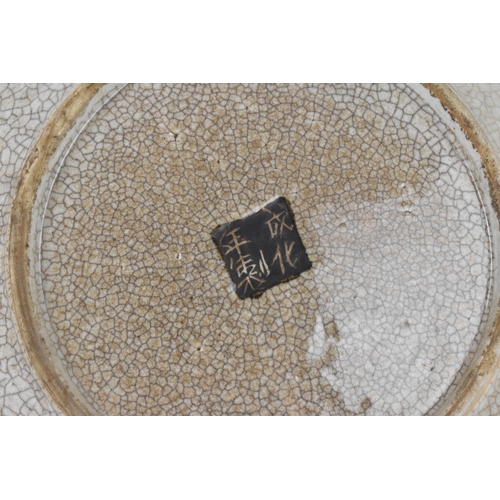 8 - A pair of Chinese famille verte-style crackleware chargers, late Qing dynasty, each painted with war... 