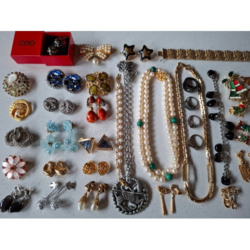 57 - Late 20th Century costume jewellery to include a pair of Grosse gold tone clip on earrings, a pair o... 