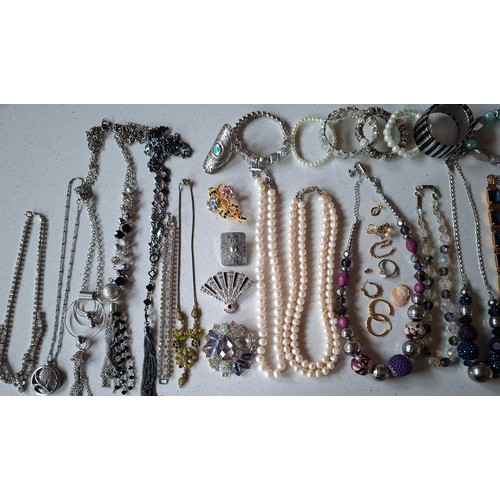 54 - A quantity of costume jewellery to include freshwater and faux pearl necklaces, a group of yellow me... 