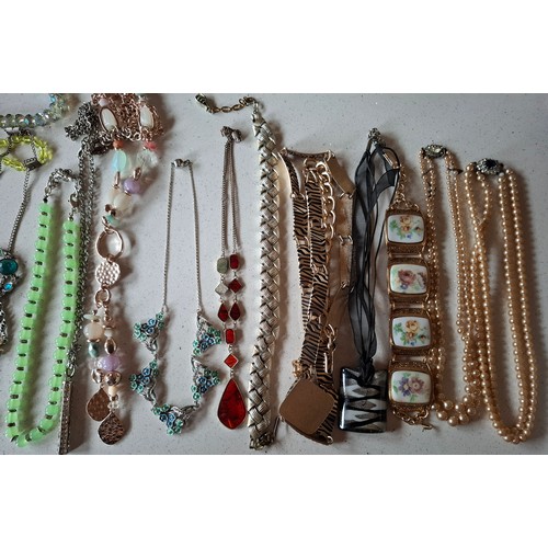 54 - A quantity of costume jewellery to include freshwater and faux pearl necklaces, a group of yellow me... 