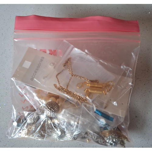 54 - A quantity of costume jewellery to include freshwater and faux pearl necklaces, a group of yellow me... 