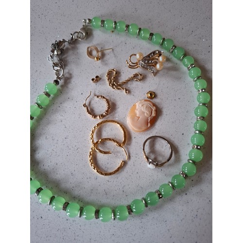 54 - A quantity of costume jewellery to include freshwater and faux pearl necklaces, a group of yellow me... 