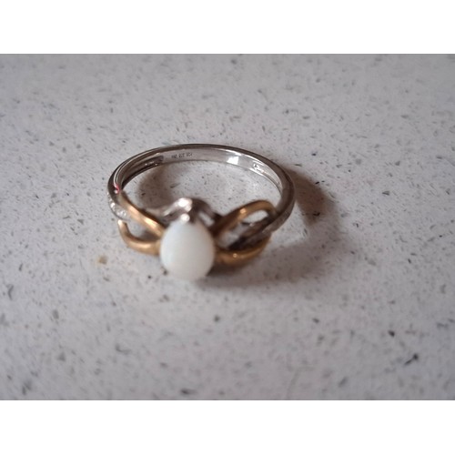 54 - A quantity of costume jewellery to include freshwater and faux pearl necklaces, a group of yellow me... 