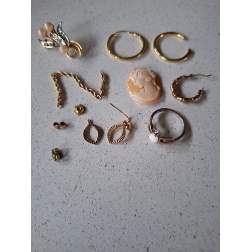 54 - A quantity of costume jewellery to include freshwater and faux pearl necklaces, a group of yellow me... 