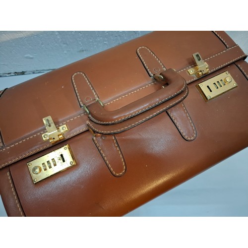 27 - Dunhill- A vintage tan leather Gladstone bag having gold tone hardware, removable tray and cream wat... 