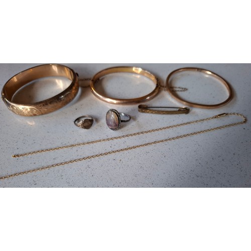 34 - Vintage costume jewellery to include a rolled gold engraved and hinged bangle and 2 other yellow met... 