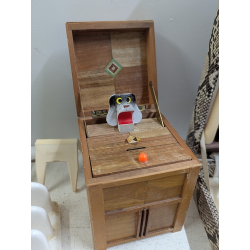 37 - A mixed selection of household items to include a canteen of cutlery, mixed silver plate, a small gr... 