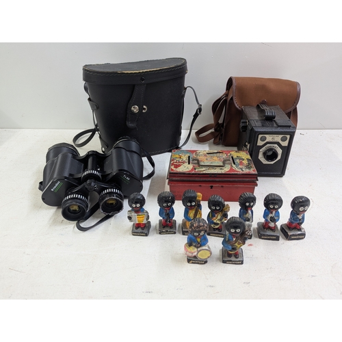 38 - A mixed group of collectables to include Robertsons Advertising Gollies, a vintage money tin and oth... 