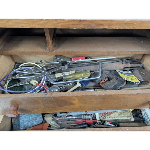 48 - A machinist wood tool box A/F to include vintage taps and dies and others
Location: A4F
If there is ... 