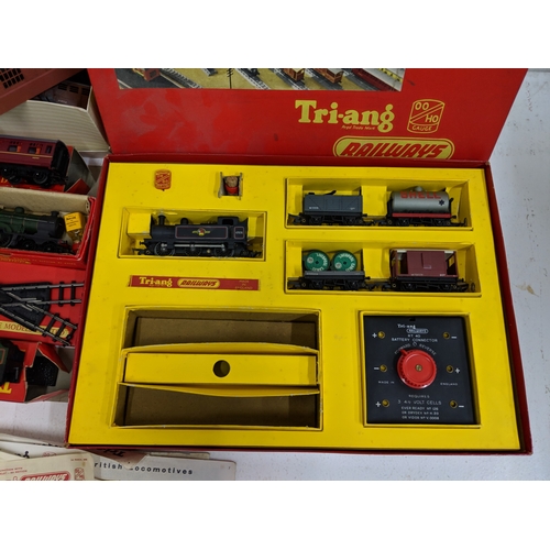 335 - Triang 00/H0 gauge railway track, carriages and other accessories to include buildings and power- pa... 