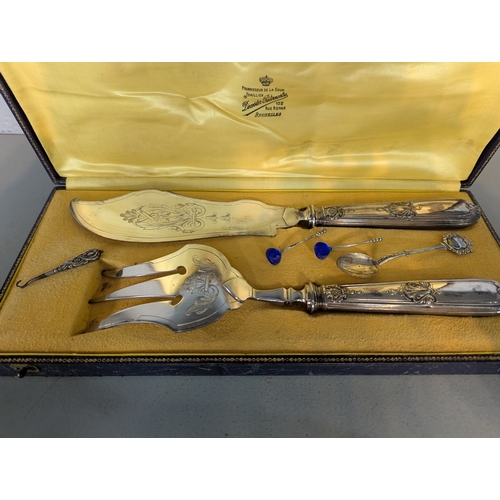 106 - Silver to include two 830 grade enamelled condiment spoons, an 800 grade tourist spoon, total weight... 