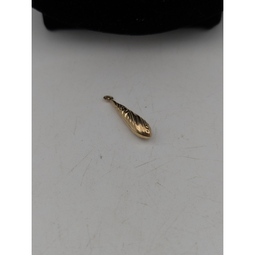 70 - A 9ct gold chain link necklace with lobster claw clasp, 47cm, along with a yellow metal pendant test... 