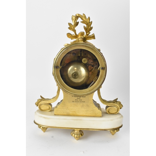 26 - A 19th century French gilt metal and marble mantle clock, the white enamel dial having Arabic numera... 