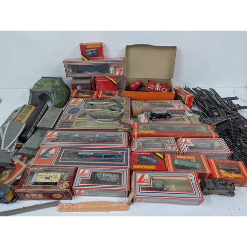 283 - Model Railway to include double 00 gauge Lima, Hornby; air fix to include locomotives, wagons track ... 