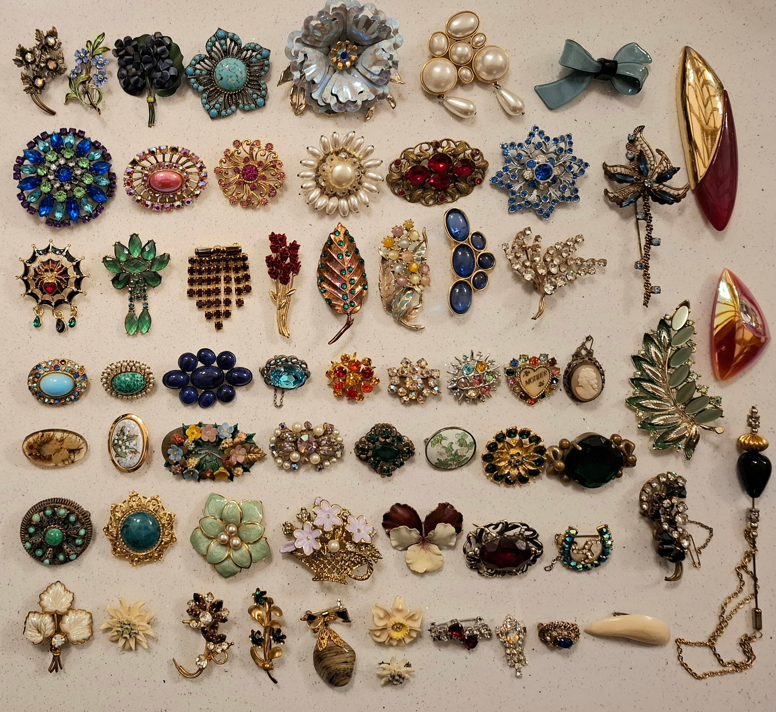 A quantity of vintage brooches to include paste and faux pearl examples ...