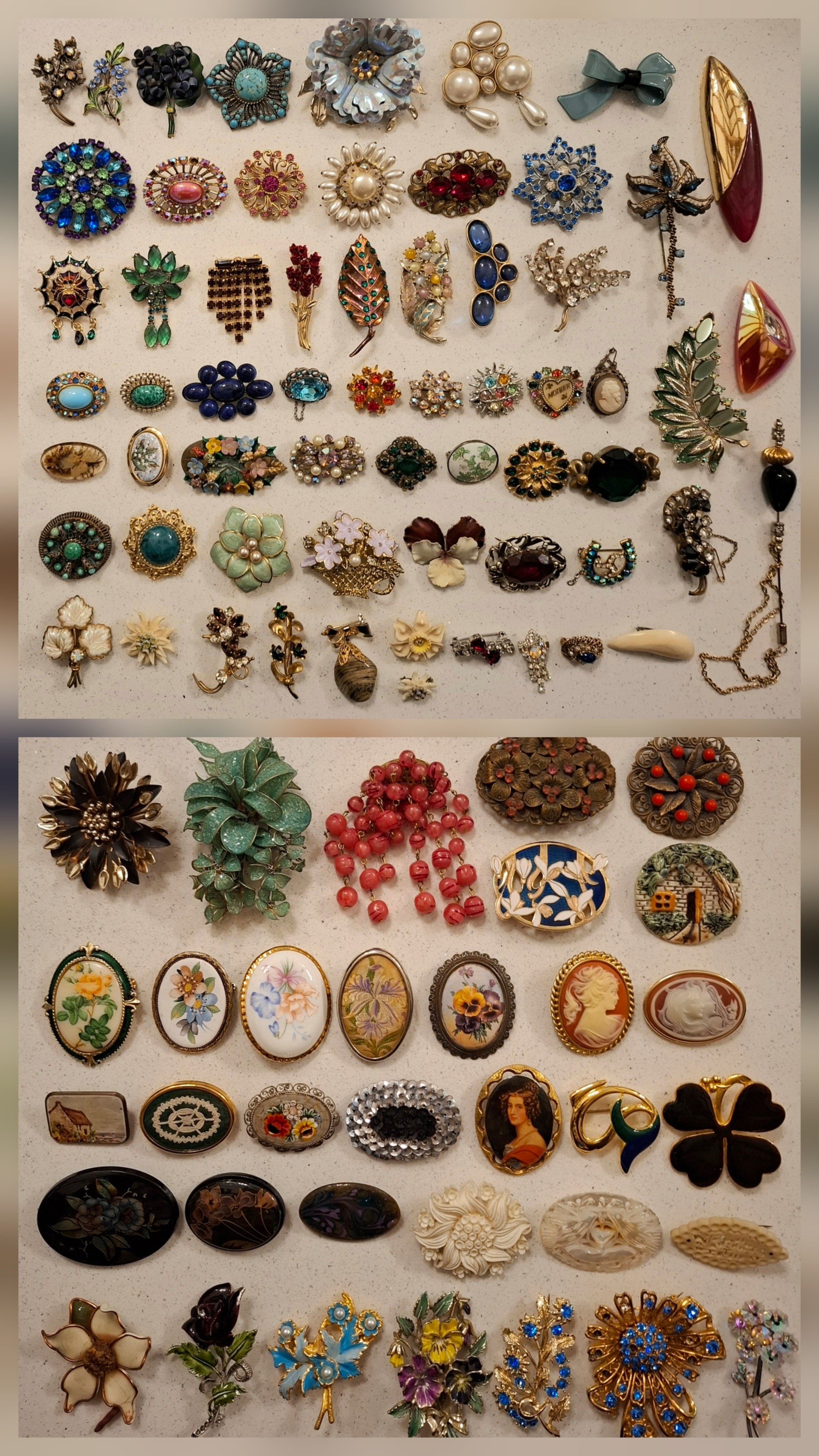A quantity of vintage brooches to include paste and faux pearl examples ...