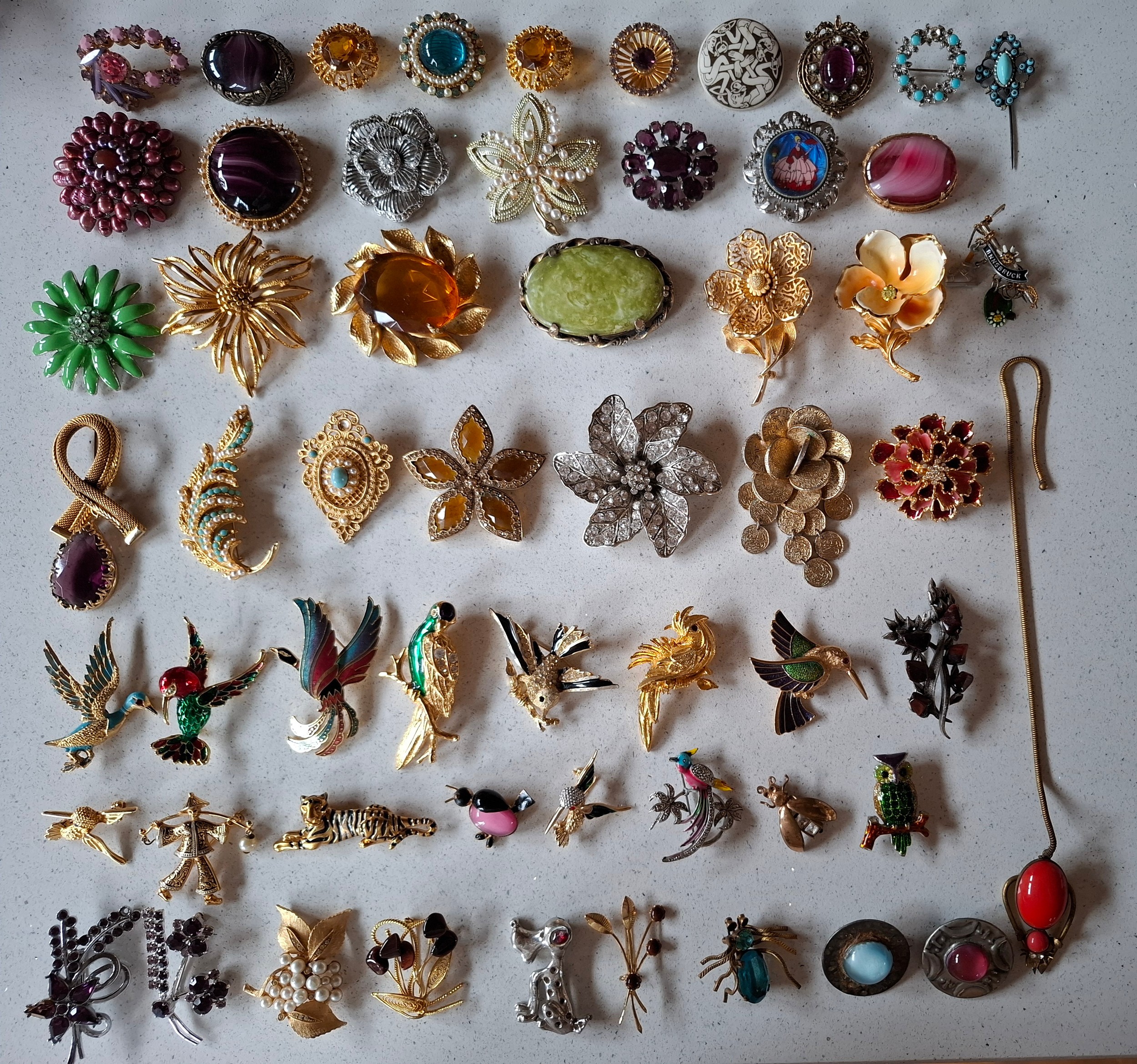 A collection of 20th Century brooches to include examples inset with ...