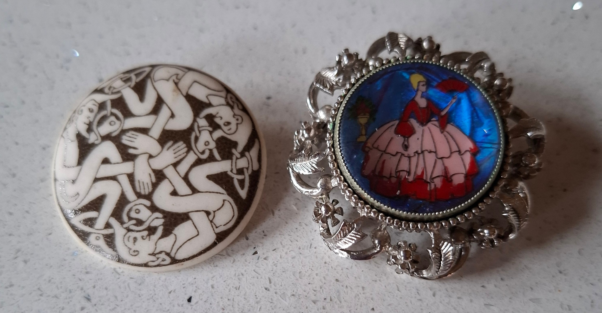 A collection of 20th Century brooches to include examples inset with ...