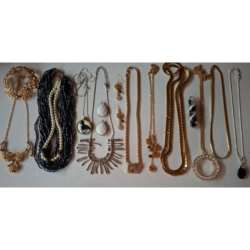 40 - Late 20th Century costume jewellery comprising gold tone necklaces to include Napier, mixed earrings... 