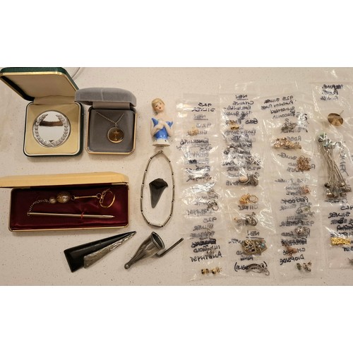 40 - Late 20th Century costume jewellery comprising gold tone necklaces to include Napier, mixed earrings... 