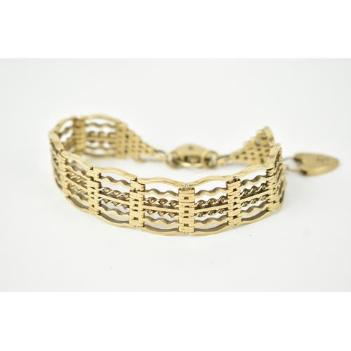 16 - A 9ct gold gate link bracelet, fitted with a heart shaped charm and a heart shaped padlock clasp, st... 