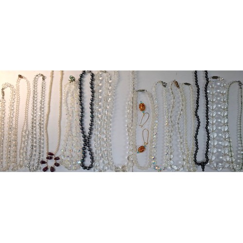 60 - Vintage bead necklaces to include painted glass examples, a mid 20th Century coral necklace, pearl n... 