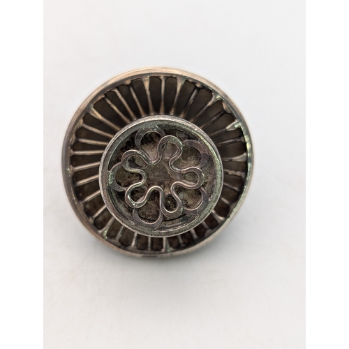 18 - Silver to include a candle snuffer, a cheroot case, a small powder pot, frog trinket and leaf sweate... 