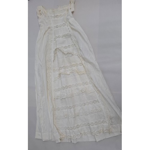 44 - A small quantity of vintage white cotton clothing comprising a petticoat 19