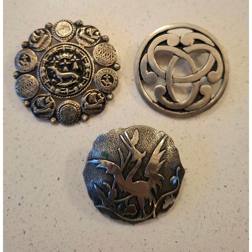 54 - A collection of vintage brooches to include a French silver tone Bijoux Bretons Kelt brooch, a St.Ju... 