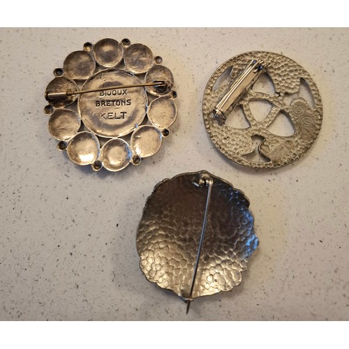 54 - A collection of vintage brooches to include a French silver tone Bijoux Bretons Kelt brooch, a St.Ju... 