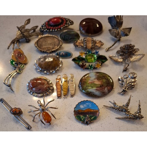 55 - A collection of vintage silver and white metal brooches to include a Thomas L.Mott bar brooch, a sil... 