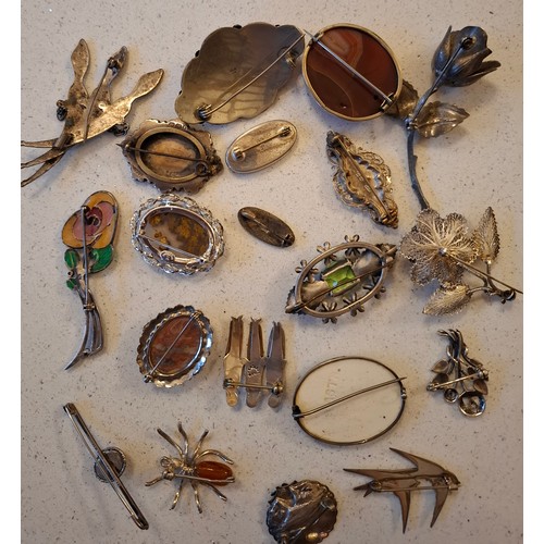 55 - A collection of vintage silver and white metal brooches to include a Thomas L.Mott bar brooch, a sil... 