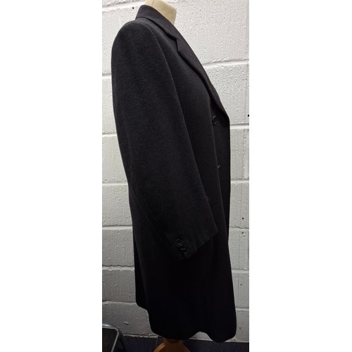 52 - A late 20th Century Chester Barrie for Austin Reed gents charcoal grey cashmere coat having 2 side p... 