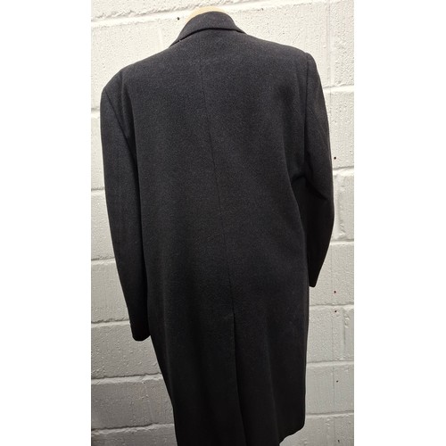 52 - A late 20th Century Chester Barrie for Austin Reed gents charcoal grey cashmere coat having 2 side p... 