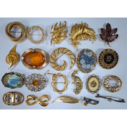 A collection of vintage brooches, clips and incomplete buckles to ...