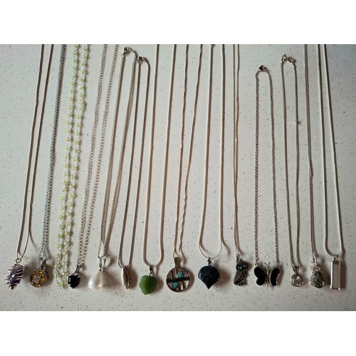 54 - A collection of vintage brooches to include a French silver tone Bijoux Bretons Kelt brooch, a St.Ju... 